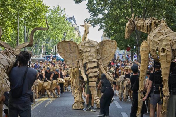 ‘The Herds’ – ขบวนแฟชั่นสัตว์ยักษ์จากการ์ดบอร์ดในลอนดอน