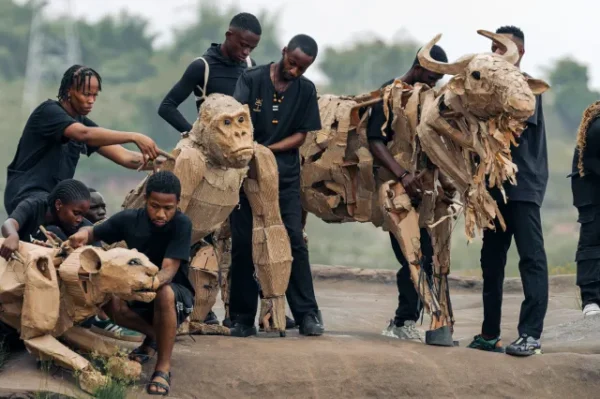 ‘The Herds’ – ขบวนแฟชั่นสัตว์ยักษ์จากการ์ดบอร์ดในลอนดอน - Image 3